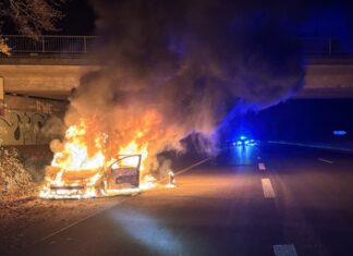 Das Auto brannte komplett aus. Foto: FW Essen