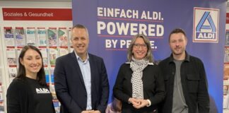 Natalia Galdynski (links) und Patrick Laue (rechts) freuten sich, dass ihre Jobangebote aus Verkauf, Verwaltung, Logistik und IT auf großes Interesse stießen. Birgitta Kubsch-von Harten (Mitte) und Christoph Tatura (Mitte) begrüßten alle 15 ausstellenden Unternehmen. Foto: Agentur für Arbeit Düsseldorf. Foto: Arbeitsagentur