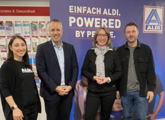 Natalia Galdynski (links) und Patrick Laue (rechts) freuten sich, dass ihre Jobangebote aus Verkauf, Verwaltung, Logistik und IT auf großes Interesse stießen. Birgitta Kubsch-von Harten (Mitte) und Christoph Tatura (Mitte) begrüßten alle 15 ausstellenden Unternehmen. Foto: Agentur für Arbeit Düsseldorf. Foto: Arbeitsagentur
