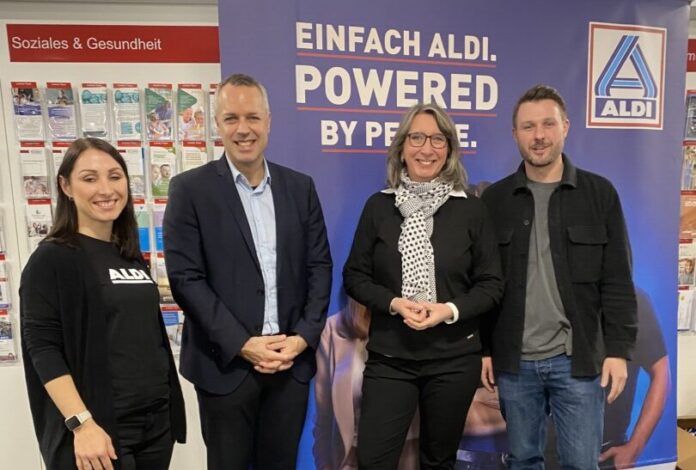 Natalia Galdynski (links) und Patrick Laue (rechts) freuten sich, dass ihre Jobangebote aus Verkauf, Verwaltung, Logistik und IT auf großes Interesse stießen. Birgitta Kubsch-von Harten (Mitte) und Christoph Tatura (Mitte) begrüßten alle 15 ausstellenden Unternehmen. Foto: Agentur für Arbeit Düsseldorf. Foto: Arbeitsagentur