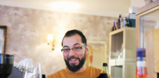 Daniel Stanojevic betreibt in Neviges das Bistro "Il tramonto" - dort gibt es jetzt unter anderem Wein. Foto: Volkmann