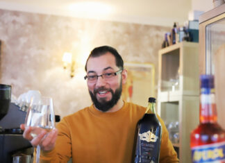 Daniel Stanojevic betreibt in Neviges das Bistro "Il tramonto" - dort gibt es jetzt unter anderem Wein. Foto: Volkmann