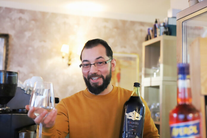 Daniel Stanojevic betreibt in Neviges das Bistro "Il tramonto" - dort gibt es jetzt unter anderem Wein. Foto: Volkmann