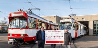 Julian Zimmermann, Vorstand des Vereins „Linie D“, Tomasz Karbowski, Leiter der Fahrzeugwerkstätten, und Rheinbahn-Vorstand Michael Richarz (von links) verabschiedeten nach über 50 Jahren die letzten Bahnen vom Typ „GT8S“, später „GT8SU“. Foto: Rheinbahn