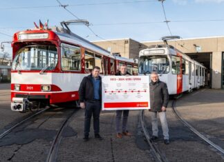 Julian Zimmermann, Vorstand des Vereins „Linie D“, Tomasz Karbowski, Leiter der Fahrzeugwerkstätten, und Rheinbahn-Vorstand Michael Richarz (von links) verabschiedeten nach über 50 Jahren die letzten Bahnen vom Typ „GT8S“, später „GT8SU“. Foto: Rheinbahn