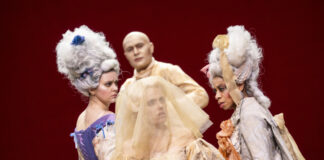 Nataliia Kukhar (Tisbe), Baurzhan Anderzhanov (Alidoro), Liliana de Sousa (Angelina) und Christina Clark (Clorinda) aufder Bühne. Foto: Matthias Jung