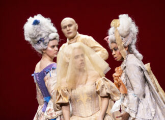 Nataliia Kukhar (Tisbe), Baurzhan Anderzhanov (Alidoro), Liliana de Sousa (Angelina) und Christina Clark (Clorinda) aufder Bühne. Foto: Matthias Jung