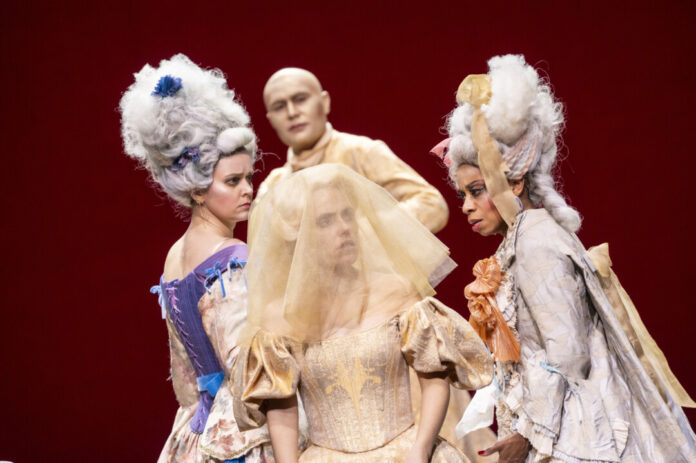 Nataliia Kukhar (Tisbe), Baurzhan Anderzhanov (Alidoro), Liliana de Sousa (Angelina) und Christina Clark (Clorinda) aufder Bühne. Foto: Matthias Jung