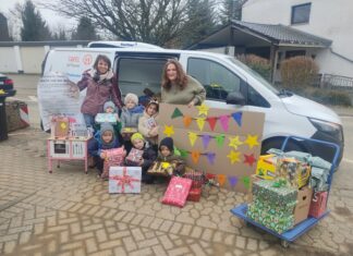 Den Wagen der Tafel haben die Kinder mit vielen Geschenken beladen. Foto: Kreisstadt Mettmann