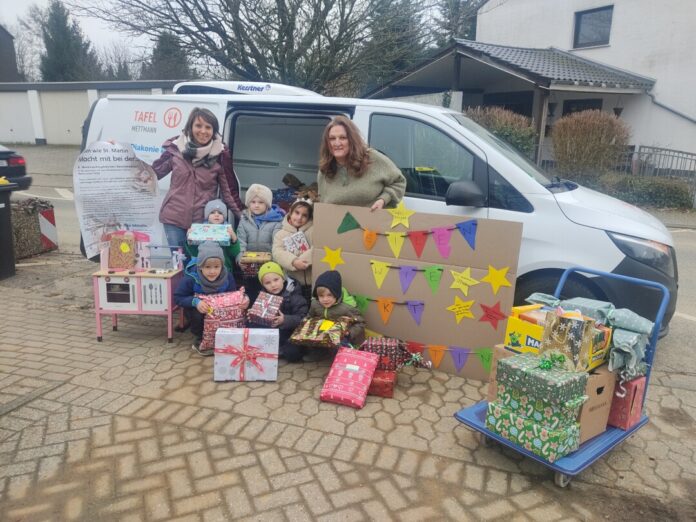 Den Wagen der Tafel haben die Kinder mit vielen Geschenken beladen. Foto: Kreisstadt Mettmann