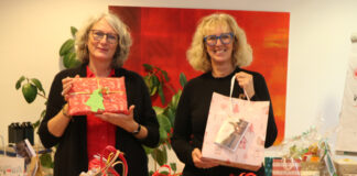 Katja Neveling und Ute Wiegand freuen sich über die Aktion für Kinder. Foto: Caritas