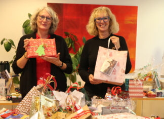 Katja Neveling und Ute Wiegand freuen sich über die Aktion für Kinder. Foto: Caritas