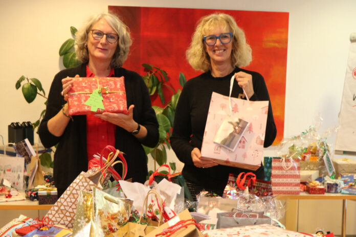 Katja Neveling und Ute Wiegand freuen sich über die Aktion für Kinder. Foto: Caritas