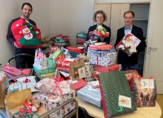 Bürgermeisterin Sandra Pietschmann, Abteilungsleiter Marco Baumann (l.) und Tafel-Leiter Simon Wilde inmitten der Berge aus Geschenken. Foto: Kreisstadt Mettmann