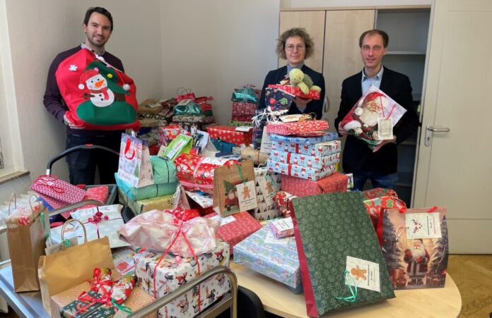 Bürgermeisterin Sandra Pietschmann, Abteilungsleiter Marco Baumann (l.) und Tafel-Leiter Simon Wilde inmitten der Berge aus Geschenken. Foto: Kreisstadt Mettmann