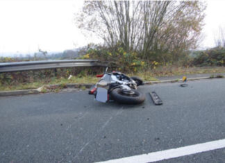 Das Kleinkraftrad des Jugendlichen war nicht mehr fahrbereit. Foto: Polizei
