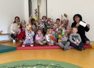 Die Kinder der Kolping-Kindertagesstätte WunderWelt freuen sich mit Erzieherin Bianca Schlenz und Leiterin Donata Vitale-Fiedler (rechts) über den Gewinn, den Christina Biedebach (Kreissparkasse Düsseldorf, links) überbringen durfte. Foto: Sparkasse