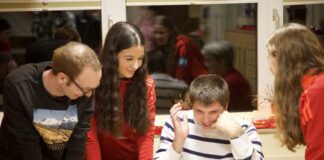 Die Erste Frauenmannschaft von Fortuna Düsseldorf beim Besuch im Lebenshilfe-Wohnhaus in Langenfeld. Foto: Fortuna Düsseldorf