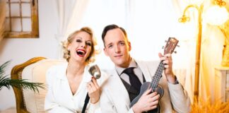 Lissi und Herr Timpe präsentieren am Silvesterabend eine Schlager-Show. Foto: Veranstalter
