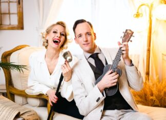 Tickets für die Silvester-Schlager-Show mit Lissi und Herrn Timpe können auch noch am 23. und 30. Dezember im Ticketverkauf im Rathaus erworben werden. Foto: Veranstalter