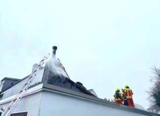 Die Feuerwehr musste Teile des Daches öffen, um an alle Glutnester gelangen zu können. Foto: FW Heiligenhaus