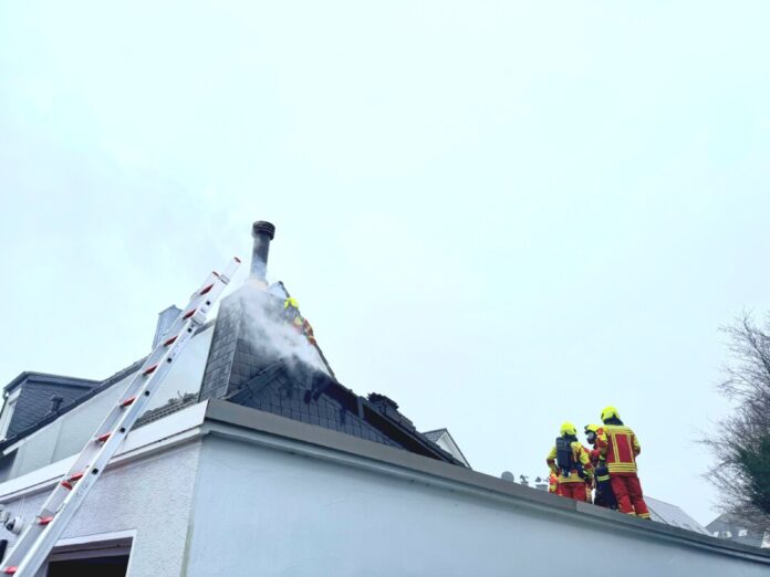 Die Feuerwehr musste Teile des Daches öffen, um an alle Glutnester gelangen zu können. Foto: FW Heiligenhaus