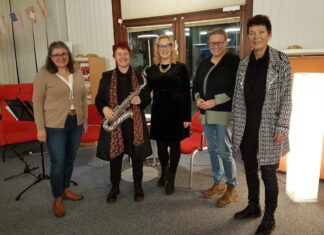 Gleichstellungsbeauftragte Annegret Pollmann (1.v.r.) hatte gemeinsam mit Bücherei-Leiterin Anne Heimansberg-Schmidt (5.v.r.) und Sabine Börner (2.v.r.), Vorsitzende des Fördervereins der Bücherei, zu einer musikalischen Lesung von und mit Verena Sander (3v.r.) und Birgit Riepe (4.v.r.) geladen. Foto: Kreis Mettmann