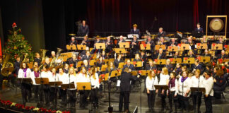 Der Musikzug undder Chor "Chorisma" standen gemeinsam auf der Bühne. Foto: Feuerwehr