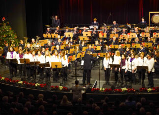 Der Musikzug undder Chor "Chorisma" standen gemeinsam auf der Bühne. Foto: Feuerwehr
