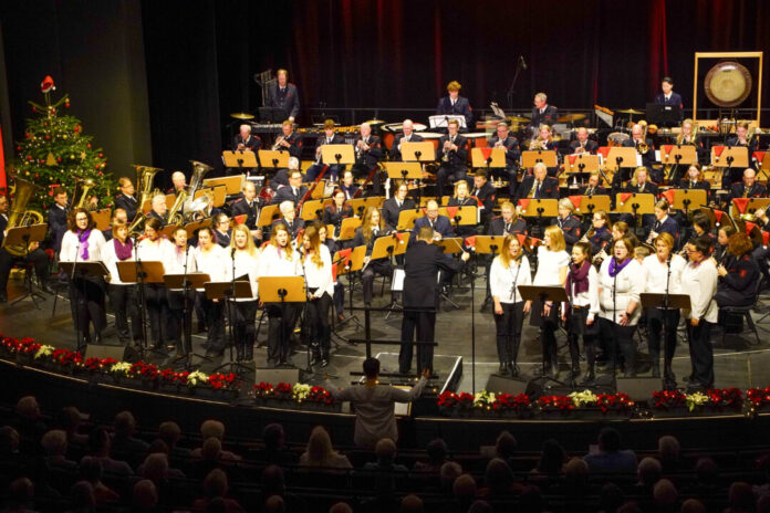 Der Musikzug undder Chor "Chorisma" standen gemeinsam auf der Bühne. Foto: Feuerwehr