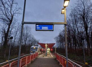 Einer der neuen Anzeiger in Kaarst. Foto: Regiobahn