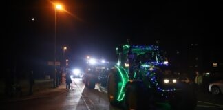 Mit Einbruch der Dunkelheit fahren die Weihnachtstraktoren los. Foto: Volkmann