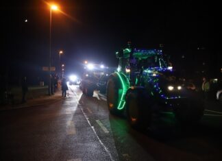 Mit Einbruch der Dunkelheit fahren die Weihnachtstraktoren los. Foto: Volkmann