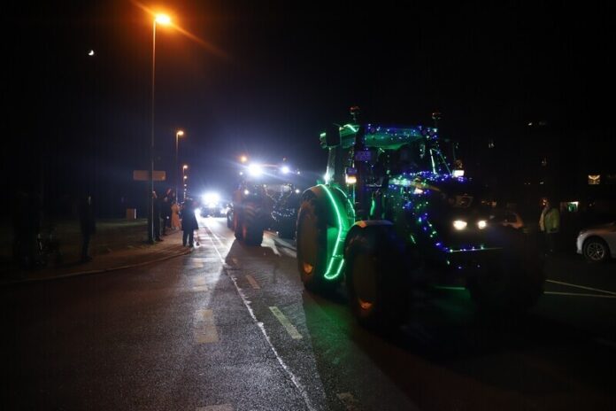 Mit Einbruch der Dunkelheit fahren die Weihnachtstraktoren los. Foto: Volkmann