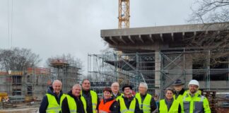 Ratsmitglied Peter Urban hatte die Technische Beigeordnete der Stadt, Carola Beck, und den Projektleiter für den städtischen Teil der Bauten, Jan Barthel, (r.) um einen Ortstermin gebeten. Foto: SPD