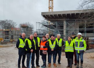 Ratsmitglied Peter Urban hatte die Technische Beigeordnete der Stadt, Carola Beck, und den Projektleiter für den städtischen Teil der Bauten, Jan Barthel, (r.) um einen Ortstermin gebeten. Foto: SPD