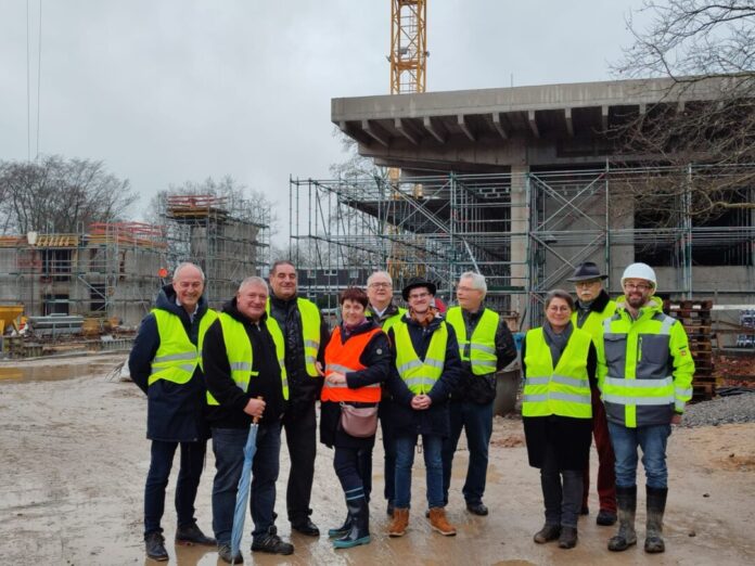 Ratsmitglied Peter Urban hatte die Technische Beigeordnete der Stadt, Carola Beck, und den Projektleiter für den städtischen Teil der Bauten, Jan Barthel, (r.) um einen Ortstermin gebeten. Foto: SPD