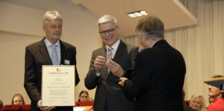 Paul Sevenich erhielt die Plakette für sein Engagement in der Musikbildung in Ratingen. Foto: Ratinger Jonges