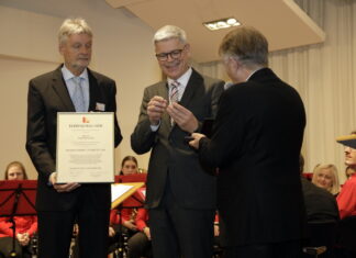 Paul Sevenich erhielt die Plakette für sein Engagement in der Musikbildung in Ratingen. Foto: Ratinger Jonges