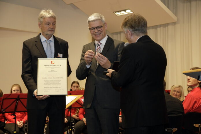 Paul Sevenich erhielt die Plakette für sein Engagement in der Musikbildung in Ratingen. Foto: Ratinger Jonges