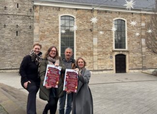 Kantorin Tanja Heesen, Anna Wagner (städtische Kulturabteilung), Kantor Mattias Röttger und Bürgermeisterin Sandra Pietschmann freuen sich schon auf das große Weihnachtssingen. Foto: Kreisstadt Mettmann