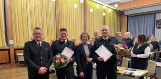 Bürgermeisterin Sandra Pietschmann hat Christian Tetard (r.) und David Herresbach (2. v. l.) zu stellvertretenden Leitern der Feuerwehr ernannt. Zuvor hatte der Rat mit großer Mehrheit die zwei Feuerwehrmänner für diese Aufgabe bestellt. Matthias Mausbach, Leiter der Feuerwehr, gehörte zu den ersten Gratulanten. Foto: Kreisstadt Mettmann