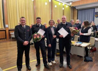 Bürgermeisterin Sandra Pietschmann hat Christian Tetard (r.) und David Herresbach (2. v. l.) zu stellvertretenden Leitern der Feuerwehr ernannt. Zuvor hatte der Rat mit großer Mehrheit die zwei Feuerwehrmänner für diese Aufgabe bestellt. Matthias Mausbach, Leiter der Feuerwehr, gehörte zu den ersten Gratulanten. Foto: Kreisstadt Mettmann