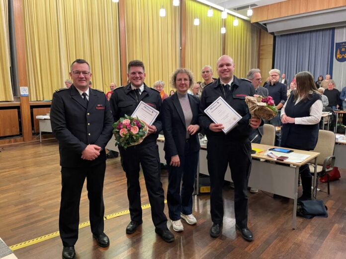 Bürgermeisterin Sandra Pietschmann hat Christian Tetard (r.) und David Herresbach (2. v. l.) zu stellvertretenden Leitern der Feuerwehr ernannt. Zuvor hatte der Rat mit großer Mehrheit die zwei Feuerwehrmänner für diese Aufgabe bestellt. Matthias Mausbach, Leiter der Feuerwehr, gehörte zu den ersten Gratulanten. Foto: Kreisstadt Mettmann