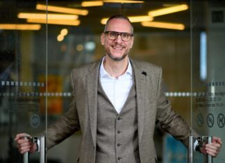 Der Direktor der Volkshochschule Essen, Stephan Rinke. Foto: VHS/Volker Hartmann