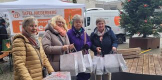 Christel Krüger, Sigrid Zönnchen, Rosemarie Diederichs und Bettina Molitor bei der Übergabe. Foto: SPD