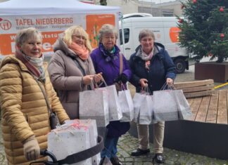 Christel Krüger, Sigrid Zönnchen, Rosemarie Diederichs und Bettina Molitor bei der Übergabe. Foto: SPD