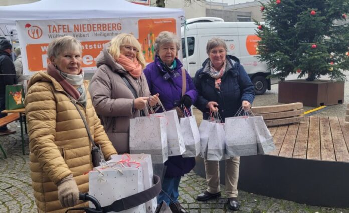 Christel Krüger, Sigrid Zönnchen, Rosemarie Diederichs und Bettina Molitor bei der Übergabe. Foto: SPD