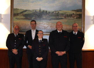 Der Leiter der Freiwilligen Feuerwehr Erkrath Markus Steinacker, Bürgermeister Christoph Schultz, die neue stellvertretende Leiterin der Freiwilligen Feuerwehr Erkrath Dr. Kim Sara Doht, der ehemalige stellvertretende Leiter der Freiwilligen Feuerwehr Erkrath Jörg Schmitter und Erkraths Feuerwehr-Chef Guido Vogt bei der Urkundenübergabe. Foto: Stadt Erkrath