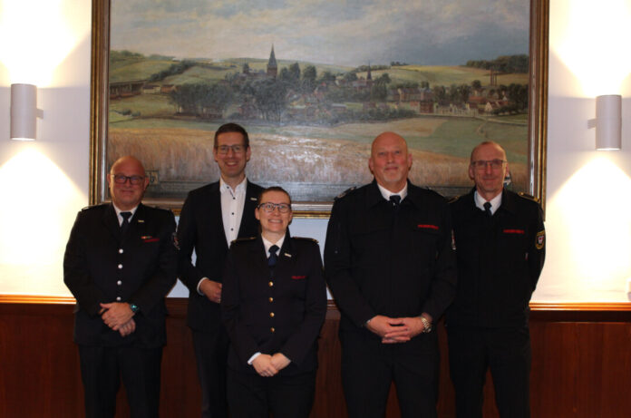 Der Leiter der Freiwilligen Feuerwehr Erkrath Markus Steinacker, Bürgermeister Christoph Schultz, die neue stellvertretende Leiterin der Freiwilligen Feuerwehr Erkrath Dr. Kim Sara Doht, der ehemalige stellvertretende Leiter der Freiwilligen Feuerwehr Erkrath Jörg Schmitter und Erkraths Feuerwehr-Chef Guido Vogt bei der Urkundenübergabe. Foto: Stadt Erkrath